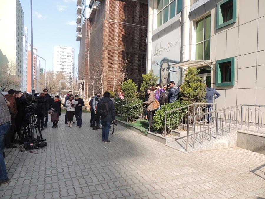 İlhamə Quliyevanın evinin qarşısından