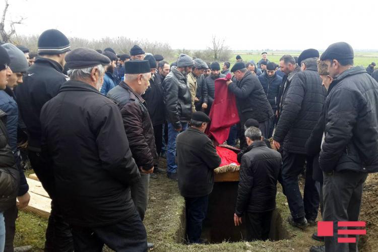 Neftçala ərazisində meyidi tapılan neftçi torpağa tapşırıldı