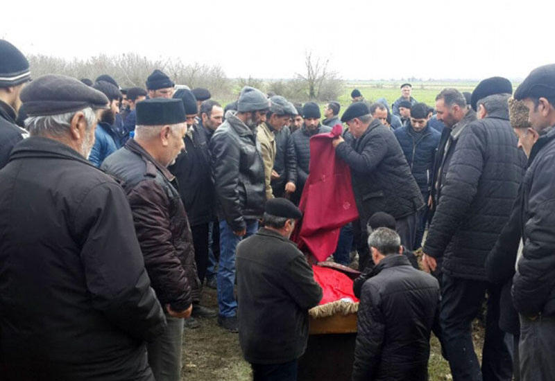 Neftçala ərazisində meyidi tapılan neftçi torpağa tapşırıldı