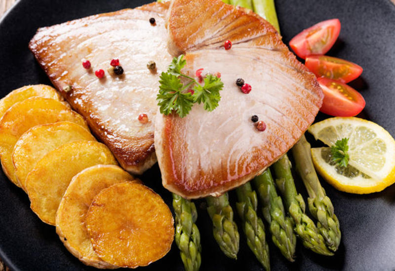 Здоровые рецепты: как приготовить салат с тунцом и яйцом