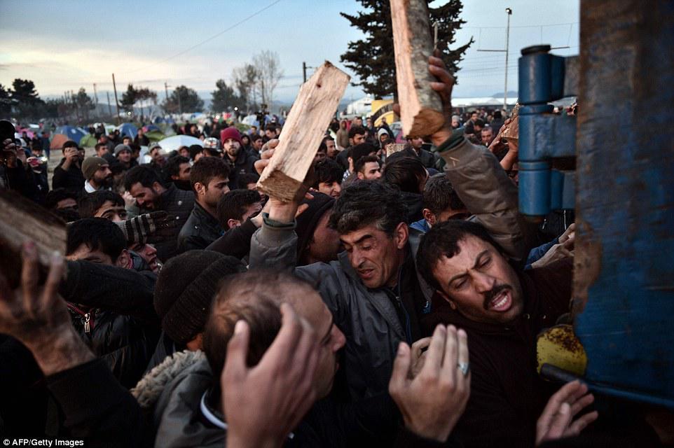 Çörək və odun paylanması zamanı izdiham