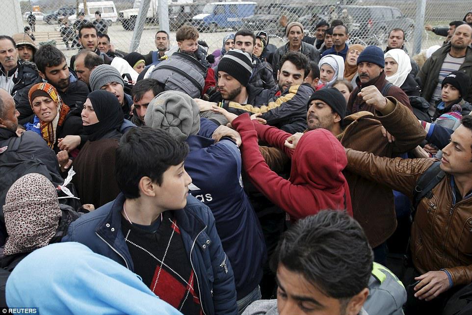 Çörək və odun paylanması zamanı izdiham