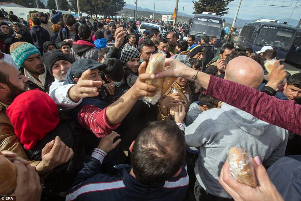 Çörək və odun paylanması zamanı izdiham