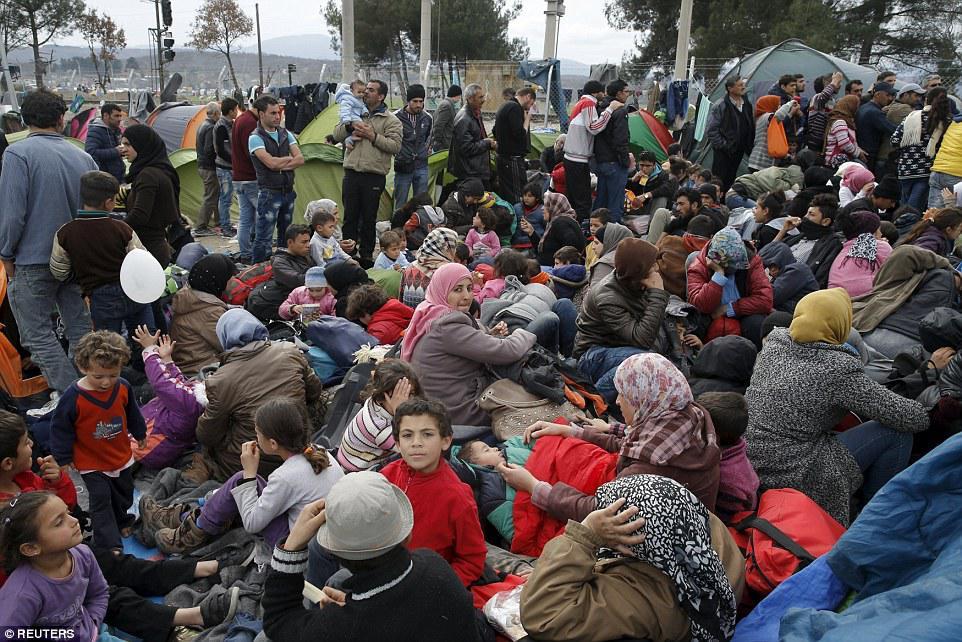 Çörək və odun paylanması zamanı izdiham