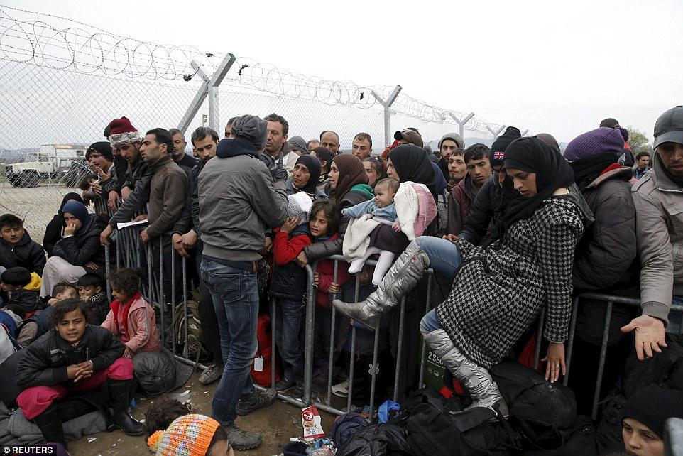 Çörək və odun paylanması zamanı izdiham
