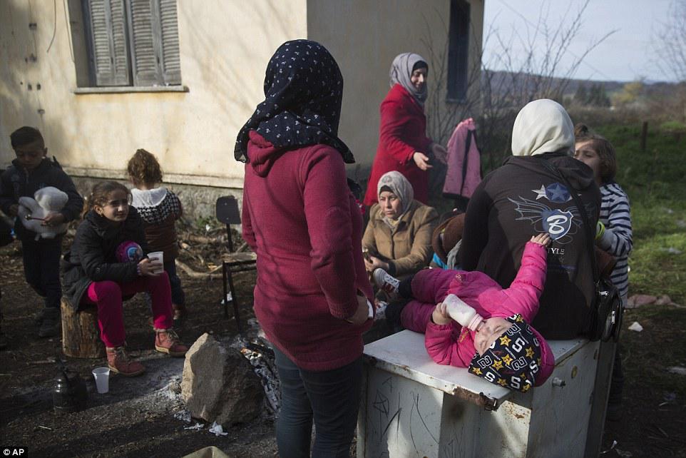 Çörək və odun paylanması zamanı izdiham
