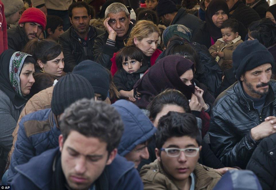 Çörək və odun paylanması zamanı izdiham