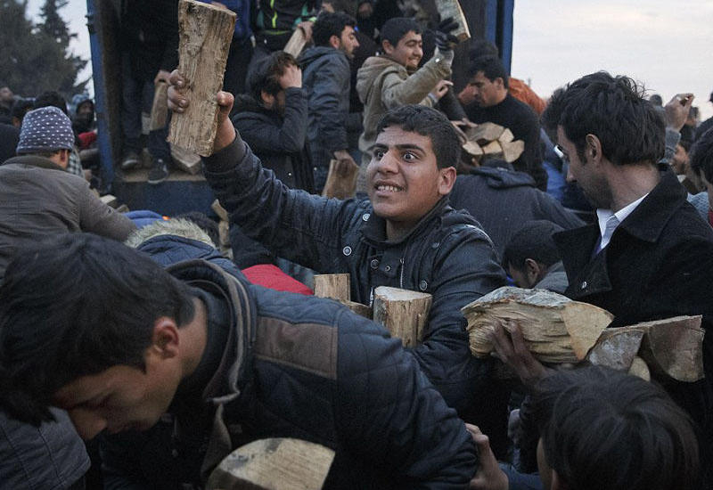 Çörək və odun paylanması zamanı izdiham