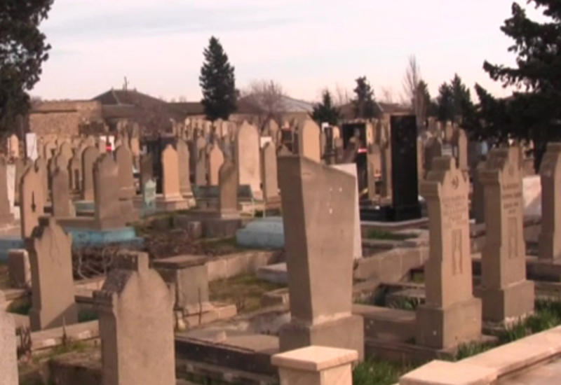 Bakıda məzarın üzərindən palma oğurlandı