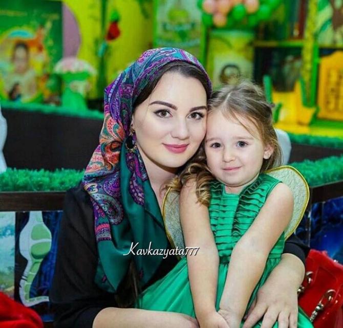 Sosial şəbəkələrin çeçen gözəlləri