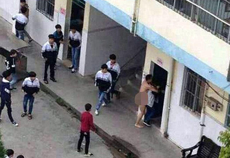 Şok kadrlar: lüt müəllim tələbə qıza qəfl hücum etdi