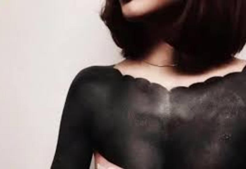 Девушка из Сингапура покрыла большую часть тела сплошным черным тату