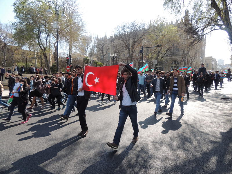 Шествие в самом центре Баку: Карабах - наш, Да здравствует Азербайджан!