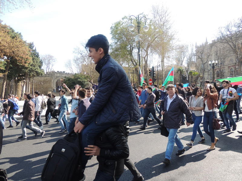 Шествие в самом центре Баку: Карабах - наш, Да здравствует Азербайджан!