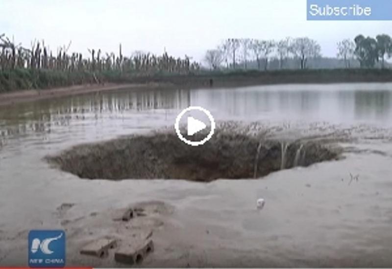 Çində torpaq 25 ton balıqla birgə gölü “uddu”