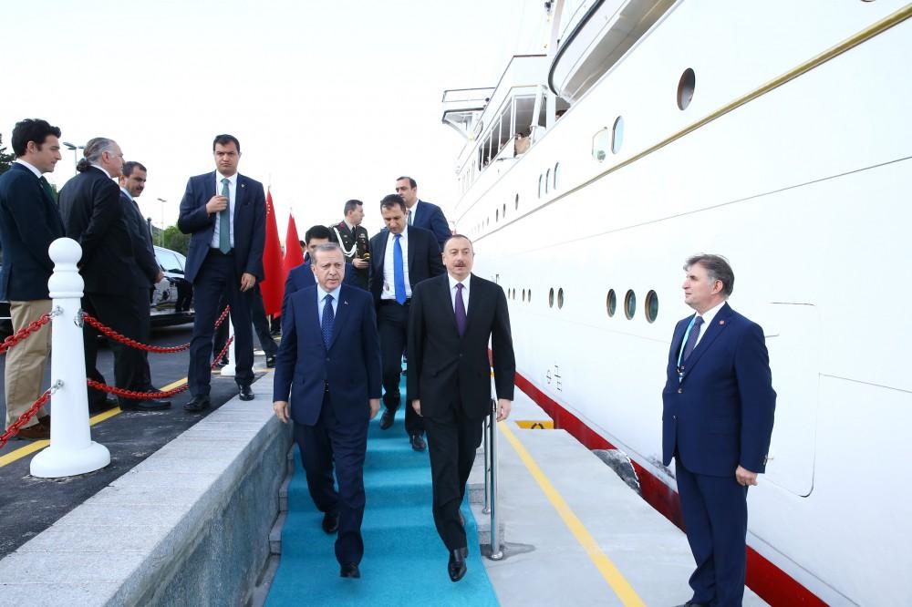 Президент Ильхам Алиев и его супруга Мехрибан Алиева присутствовали на обеде в честь глав государств и правительств, прибывших на XIII Саммит ОИС