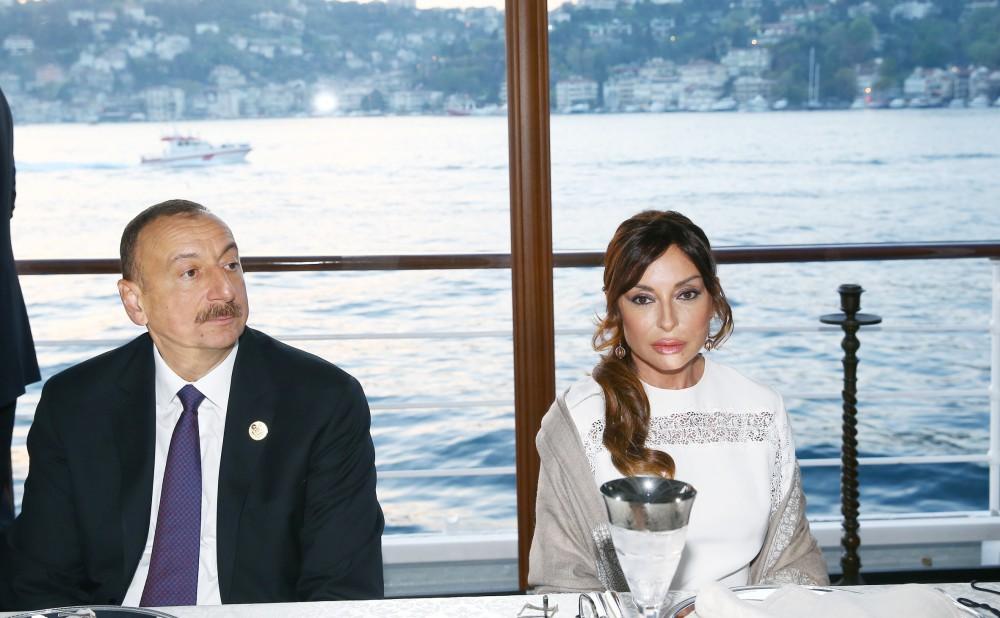 Президент Ильхам Алиев и его супруга Мехрибан Алиева присутствовали на обеде в честь глав государств и правительств, прибывших на XIII Саммит ОИС