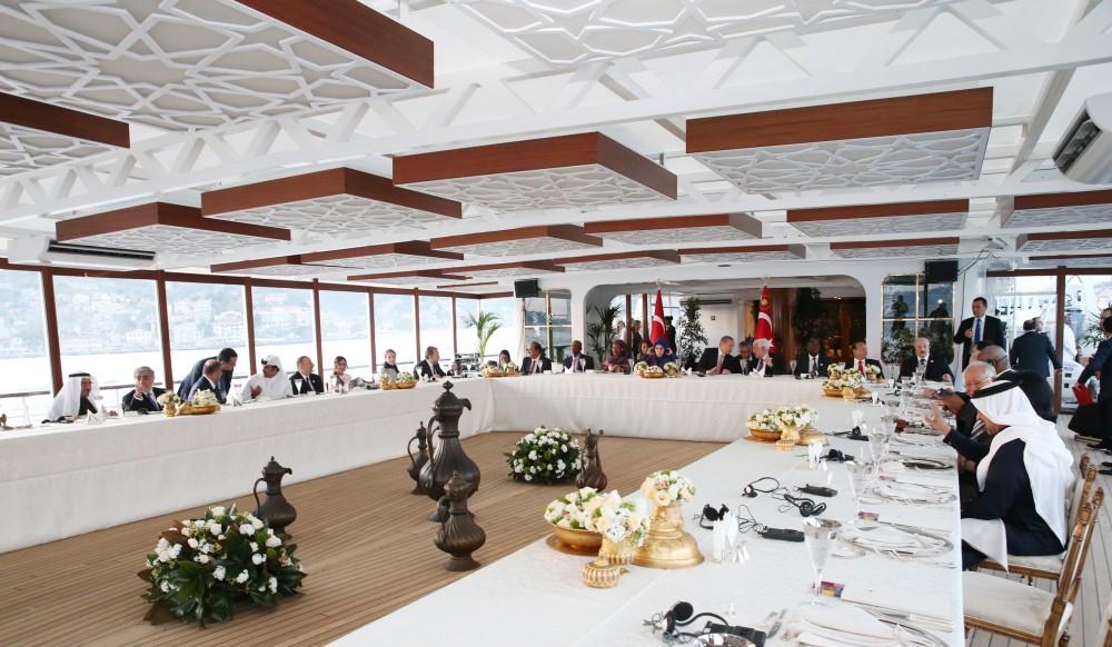 Президент Ильхам Алиев и его супруга Мехрибан Алиева присутствовали на обеде в честь глав государств и правительств, прибывших на XIII Саммит ОИС