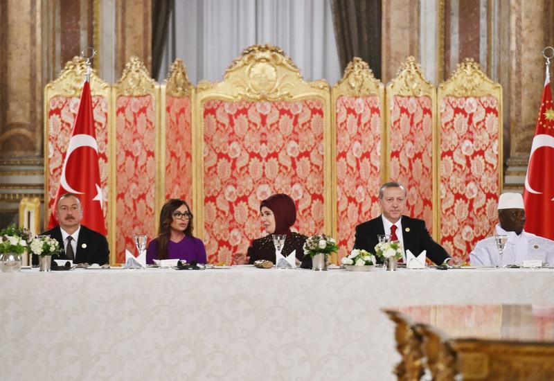 Президент Ильхам Алиев и его супруга Мехрибан Алиева присутствовали на приеме в честь глав государств и правительств, принимающих участие в XIII Саммите ОИС