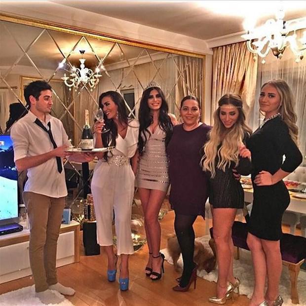 Milyonçudan ayrılan aktrisa yeni sevgilisi ilə birgə