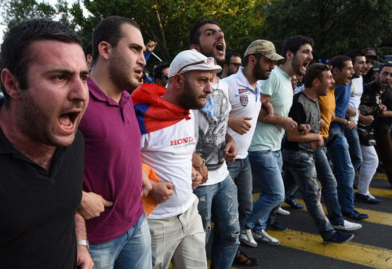 İrəvanda Rusiyanın Azərbaycana silah satışına qarşı yürüş başladı