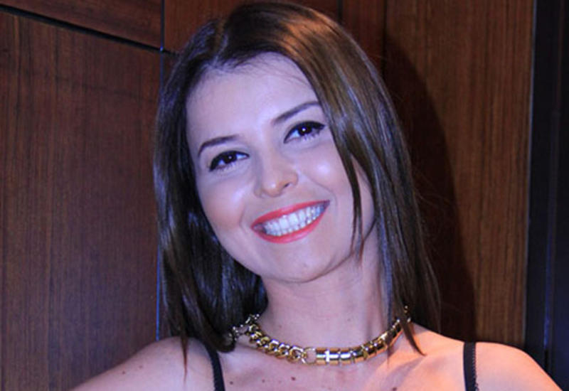 Sevda saçlarını kəsdirib belə dəyişdi