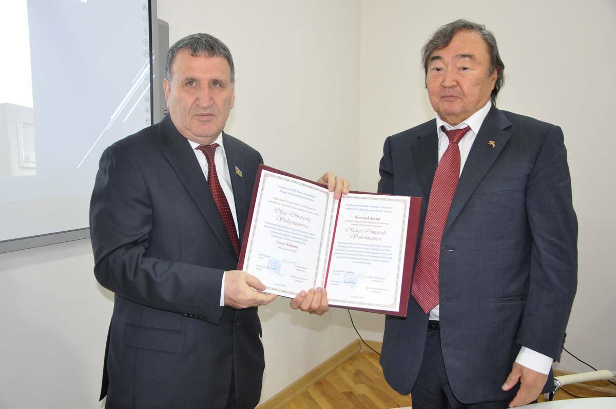 Oljas Süleymenov Ədəbiyyat İnstitutunun "Fəxri doktor"u oldu