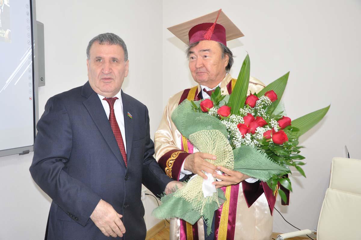 Oljas Süleymenov Ədəbiyyat İnstitutunun "Fəxri doktor"u oldu