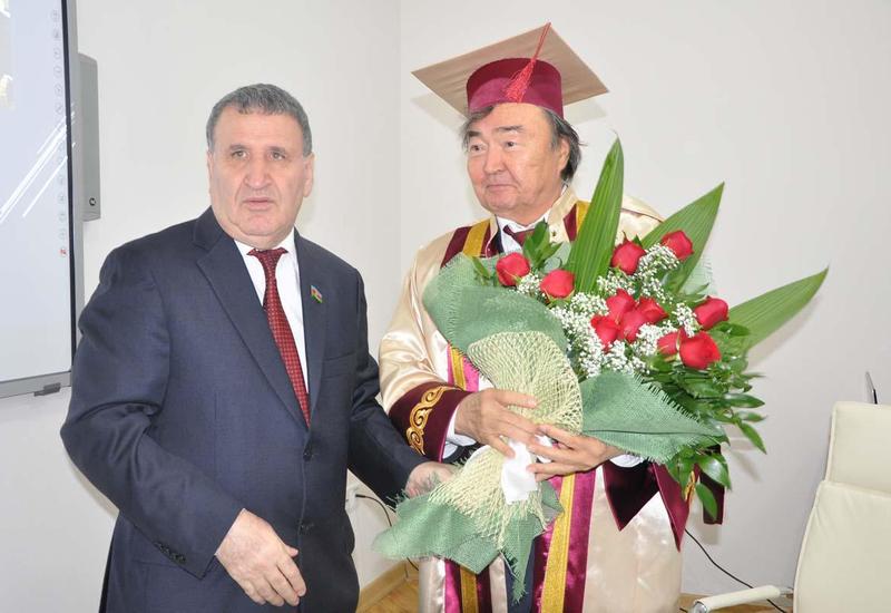 Oljas Süleymenov Ədəbiyyat İnstitutunun "Fəxri doktor"u oldu