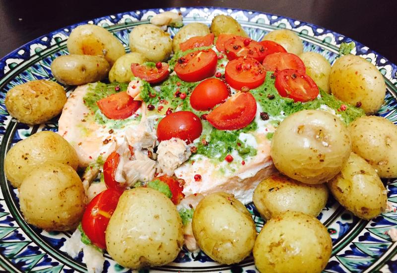 Лосось, запеченный с розовым перцем, соусом песто и помидорами