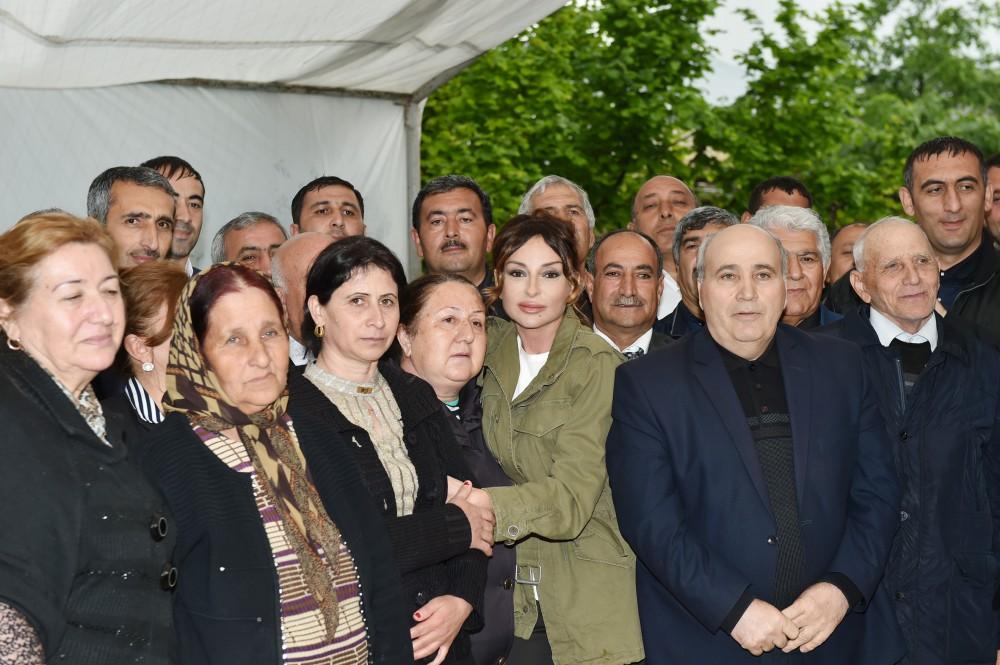 Президент Ильхам Алиев и его супруга Мехрибан Алиева побывали в Тертерском, Бардинском и Агдамском районах