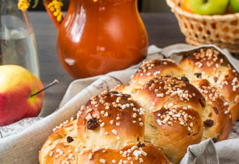 Плетеная булка с изюмом