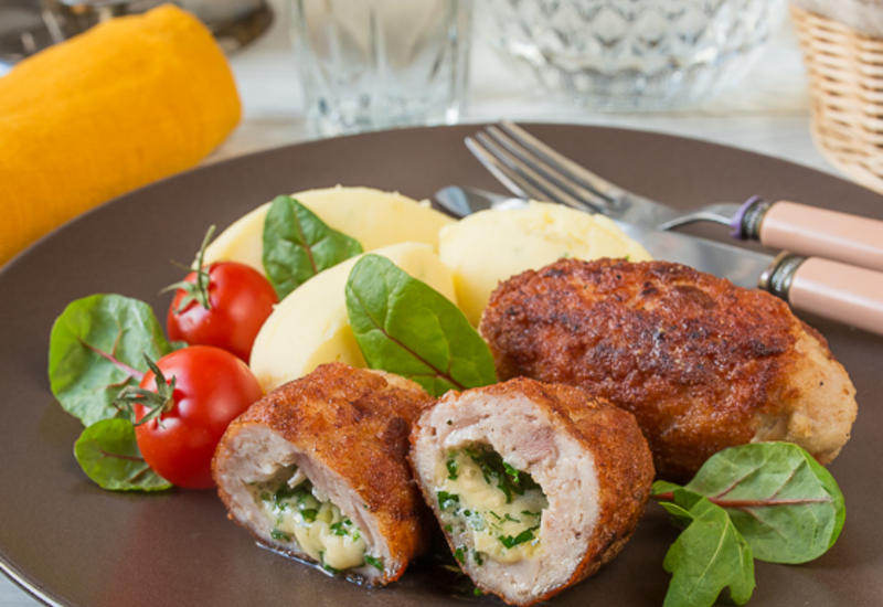 Куриные котлеты с сырным зеленым маслом