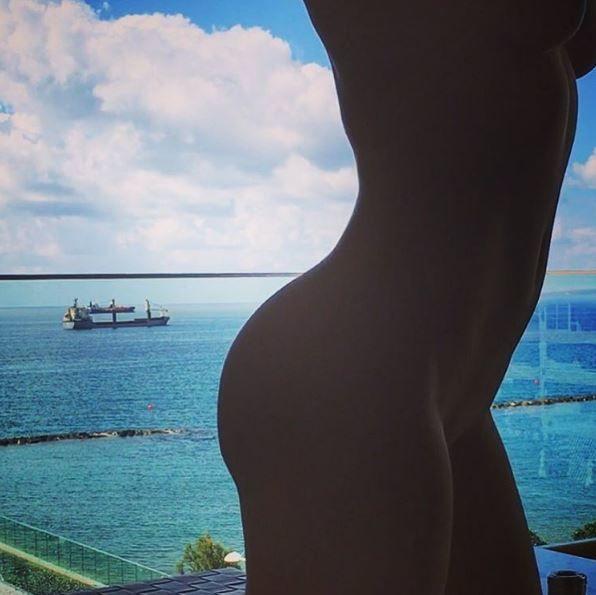 Голая Даша Астафьева сделала красивую фотосессию на фоне моря