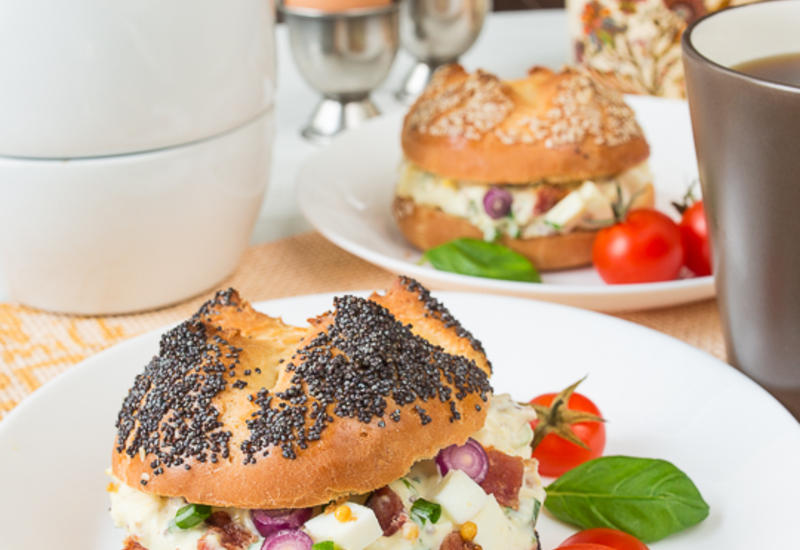 Яичный салат с беконом в булочке