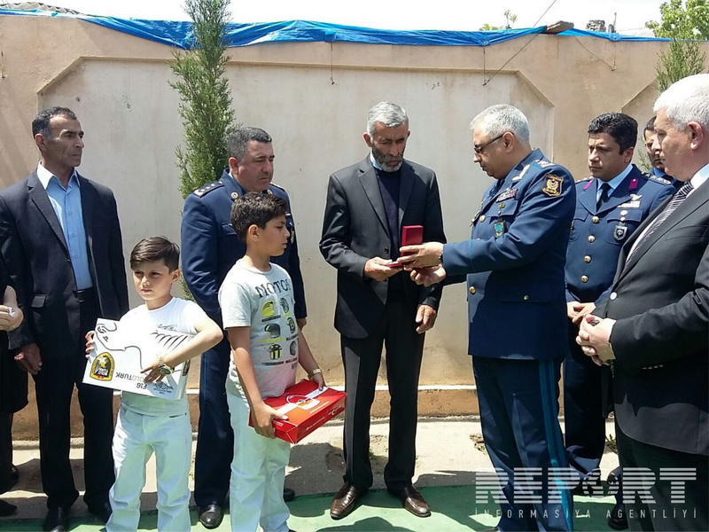 Şəhid pilotun ailəsinə "Azərbaycan bayrağı" ordeni təqdim olundu