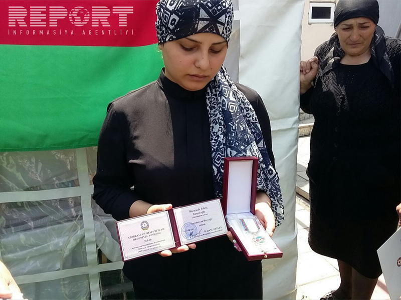 Şəhid pilotun ailəsinə "Azərbaycan bayrağı" ordeni təqdim olundu