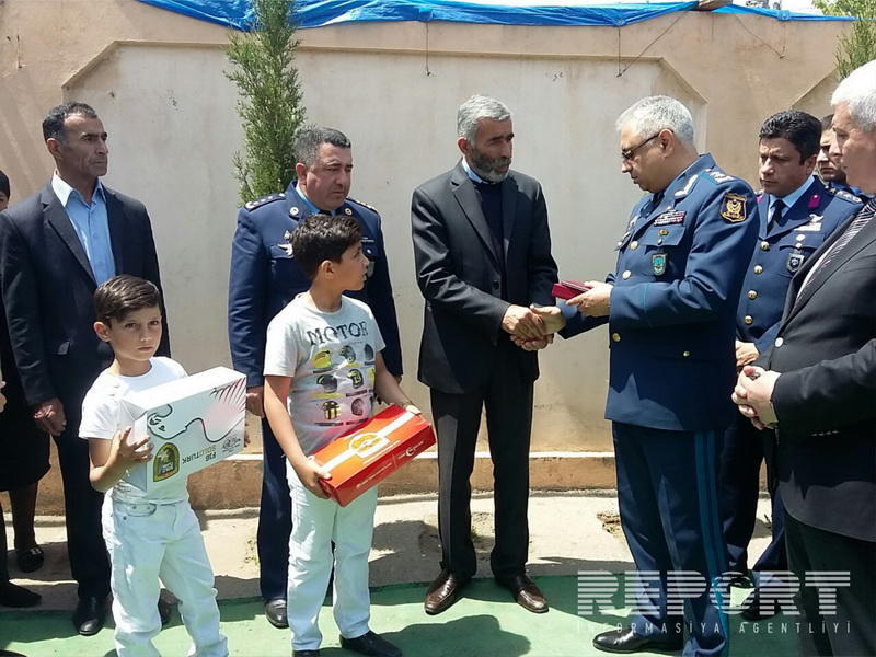 Şəhid pilotun ailəsinə "Azərbaycan bayrağı" ordeni təqdim olundu