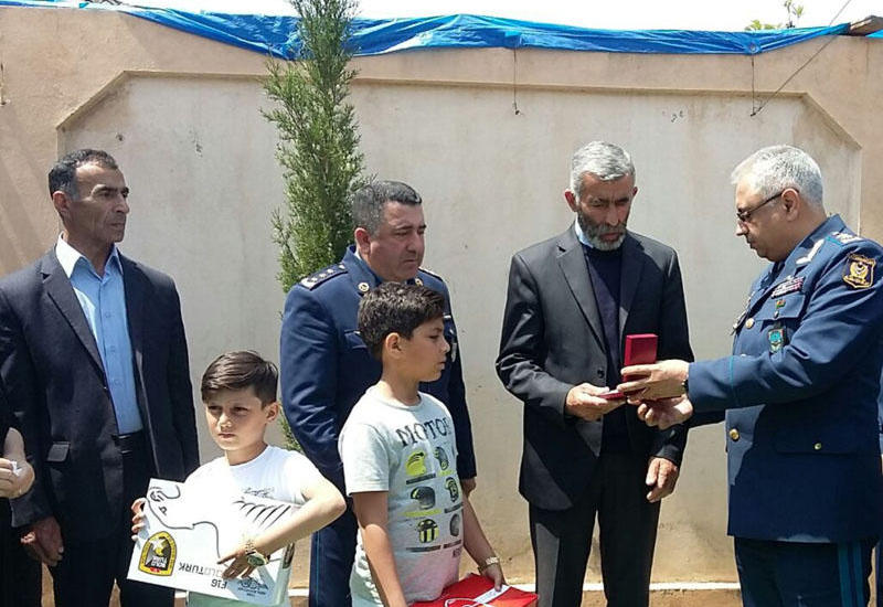 Şəhid pilotun ailəsinə "Azərbaycan bayrağı" ordeni təqdim olundu