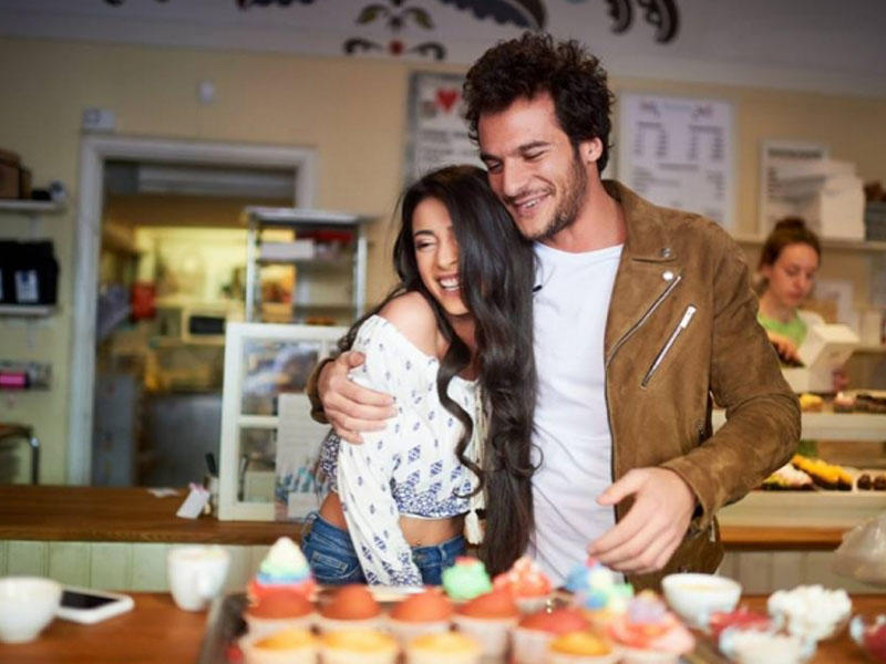 Сямра Рагимли в кондитерской с представителем Франции на "Евровидении-2016"