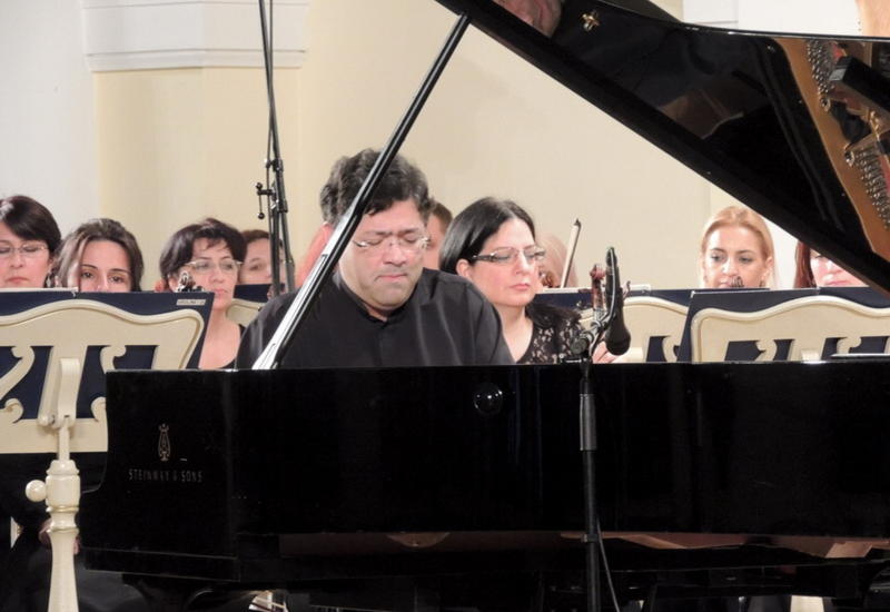 Мурад Адыгезалзаде великолепным концертом открыл фестиваль «Дни Америки» в Филармонии