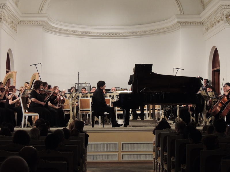 Мурад Адыгезалзаде великолепным концертом открыл фестиваль «Дни Америки» в Филармонии