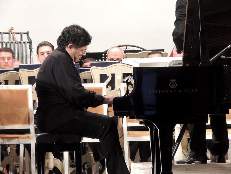 Мурад Адыгезалзаде великолепным концертом открыл фестиваль «Дни Америки» в Филармонии