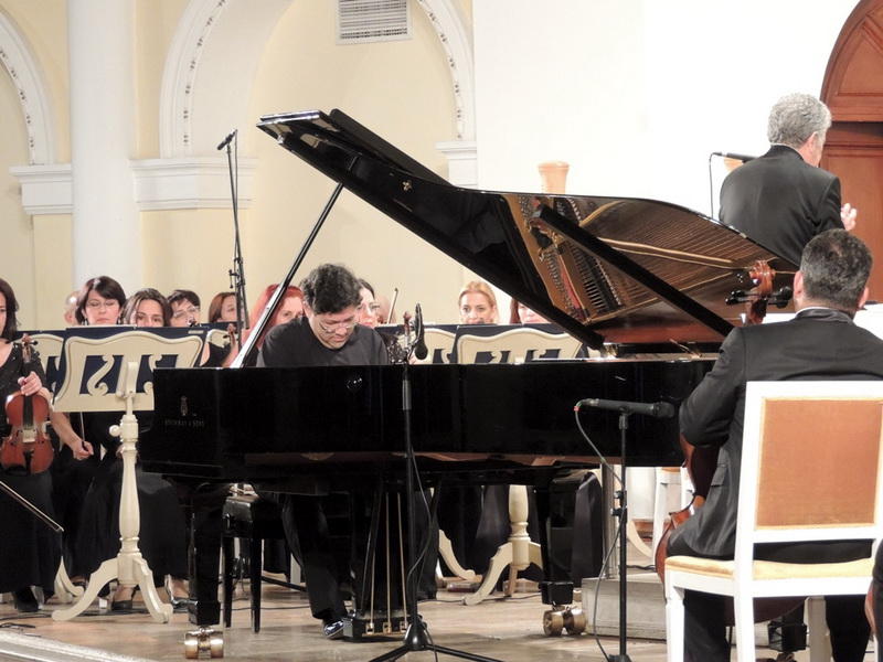 Мурад Адыгезалзаде великолепным концертом открыл фестиваль «Дни Америки» в Филармонии