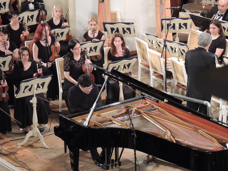 Мурад Адыгезалзаде великолепным концертом открыл фестиваль «Дни Америки» в Филармонии