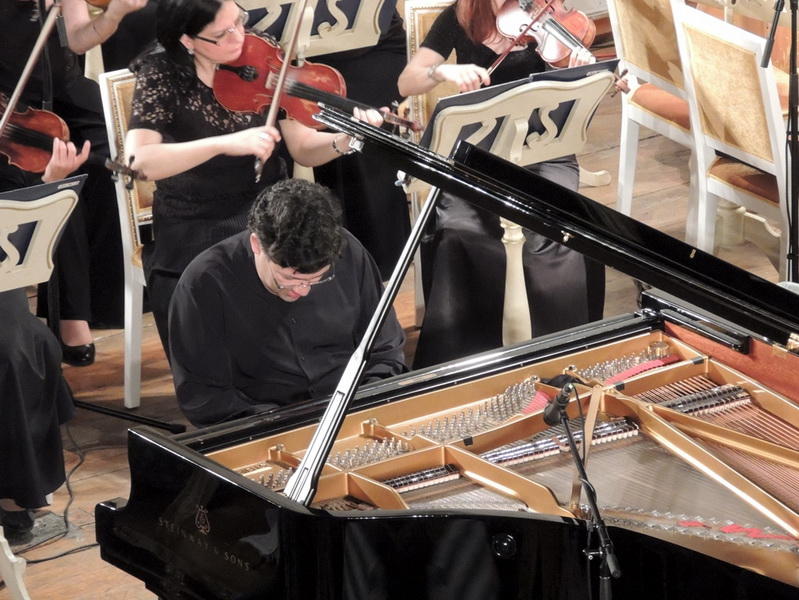 Мурад Адыгезалзаде великолепным концертом открыл фестиваль «Дни Америки» в Филармонии