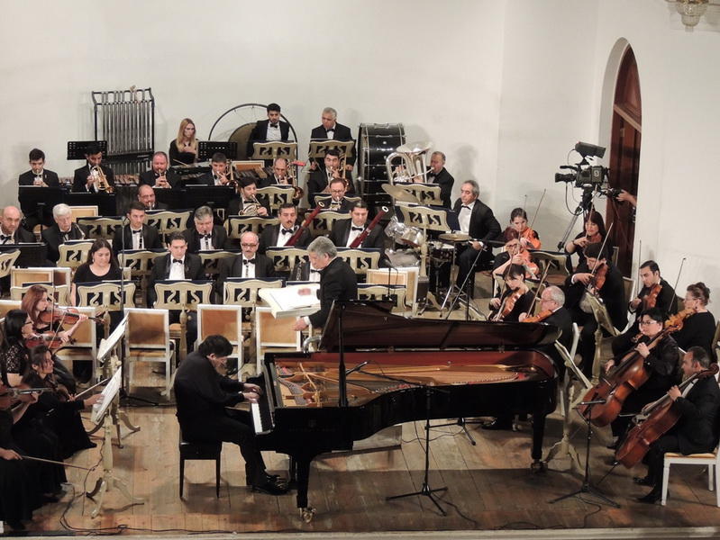 Мурад Адыгезалзаде великолепным концертом открыл фестиваль «Дни Америки» в Филармонии