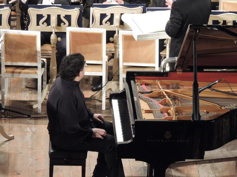 Мурад Адыгезалзаде великолепным концертом открыл фестиваль «Дни Америки» в Филармонии