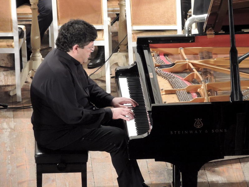 Мурад Адыгезалзаде великолепным концертом открыл фестиваль «Дни Америки» в Филармонии