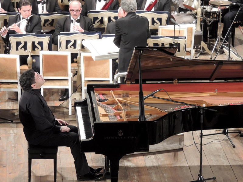 Мурад Адыгезалзаде великолепным концертом открыл фестиваль «Дни Америки» в Филармонии